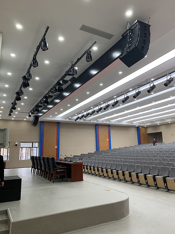 剧场音响系统工程朝阳中学剧场主扩声系统采用LAB-610线阵列扬声器打造,在舞台两侧和舞台中央作为主扩声,MH系列功放,8进8出DMD188数字处理器,CF-12全频音箱搭配在舞台两侧作为拉像补声以及使用WS215超低音做为低音补偿,除此之外还有CU12作为舞台返听。VS210数字手拉手会议系统及雅马哈数字调音台等产品。