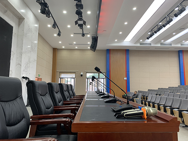 剧场音响系统工程朝阳中学剧场主扩声系统采用LAB-610线阵列扬声器打造,在舞台两侧和舞台中央作为主扩声,MH系列功放,8进8出DMD188数字处理器,CF-12全频音箱搭配在舞台两侧作为拉像补声以及使用WS215超低音做为低音补偿,除此之外还有CU12作为舞台返听。VS210数字手拉手会议系统及雅马哈数字调音台等产品。