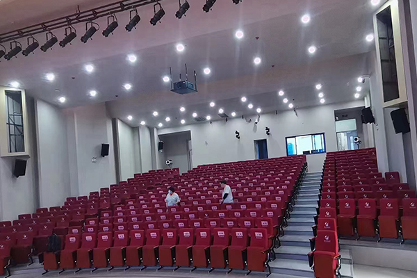 深圳艺术高中多功能厅选用极悦娱乐线阵音响系统